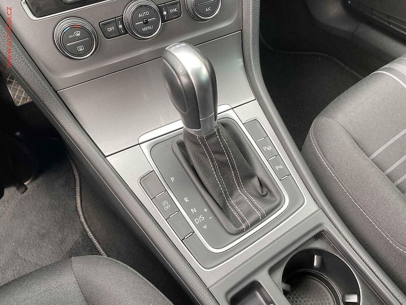 Volkswagen Golf (2015) 1.6 TDi, Lounge, DSG, +kola - fotka 16 z 18
