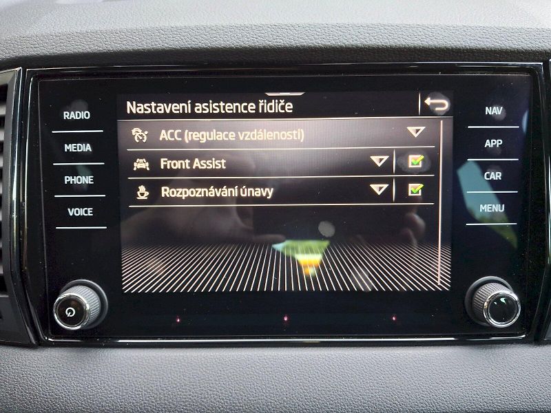 Škoda Karoq (2023) Sportline DSG 1,5TSi 110kW - fotka 27 z 35