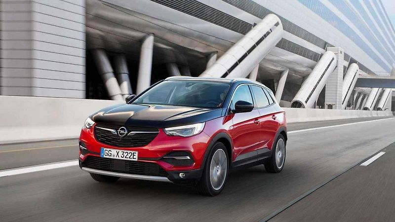 Středně velké SUV kombinuje přeplňovaný zážehový čtyřválec 1,6 se 147 kW (200 koní) se dvěma elektromotory, přičemž každý z nich generuje 80 kW (109 koní).