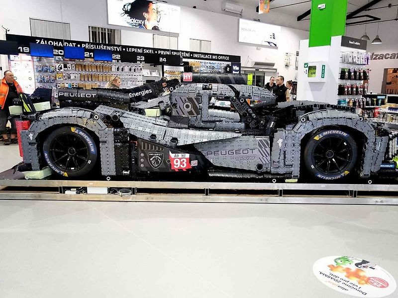 Instalace modelu stavebnice Peugeot Le Mans za účasti designera společnosti Lego.