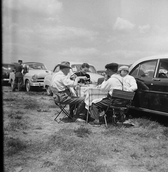 Le Mans 11. června 1955, okamžiky po katastrofě. Po nehodě závod i přes chaos pokračoval, protože funkcionáři se obávali, že hromadný odchod diváků by zablokoval cesty a na místo by se nedostali záchranáři.