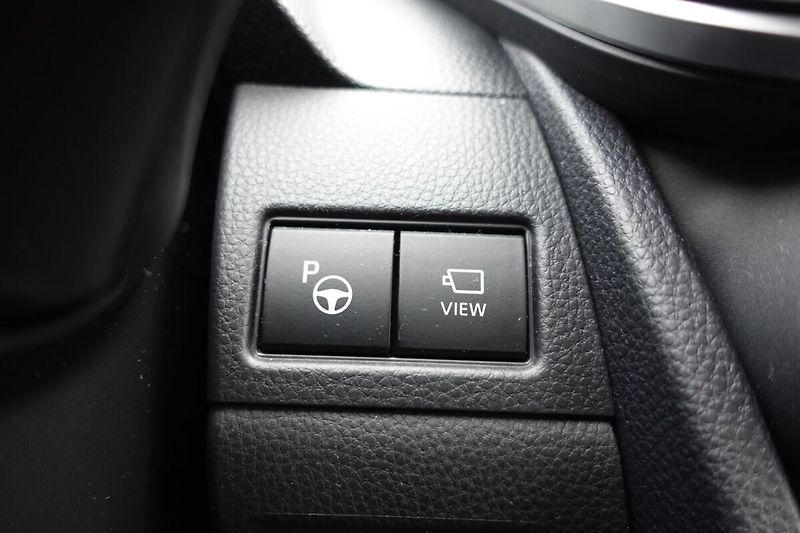 Toyota Prius 2,0 PHEV Plug-in Executive - fotka 32 z 36