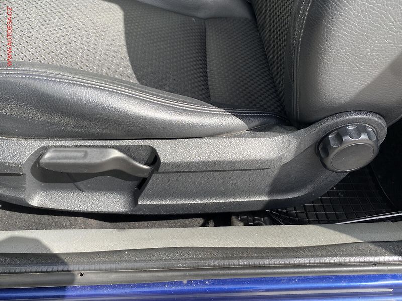 Ford Focus (2009) 2.0TDCi CC, AC, výhřev sed - fotka 15 z 18