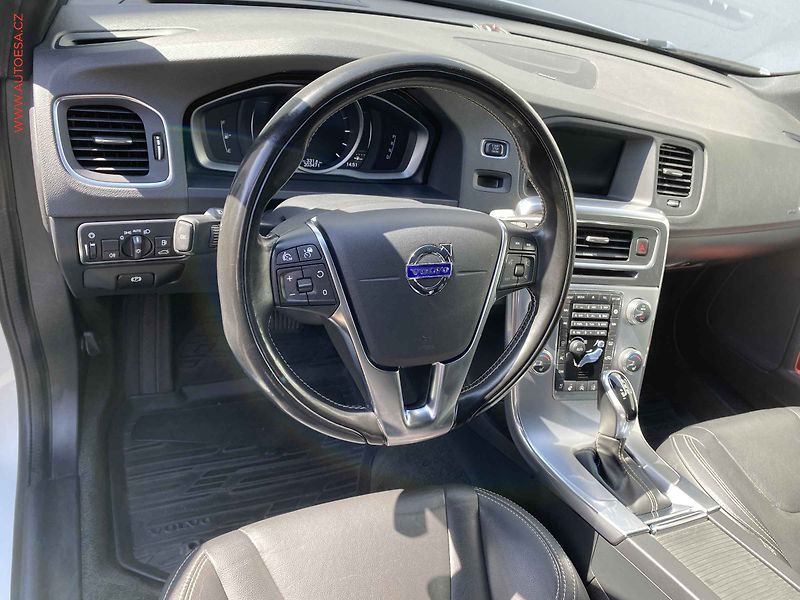 Volvo V60 (2017) 2.0 D, AT, LED, kamera - fotka 13 z 19