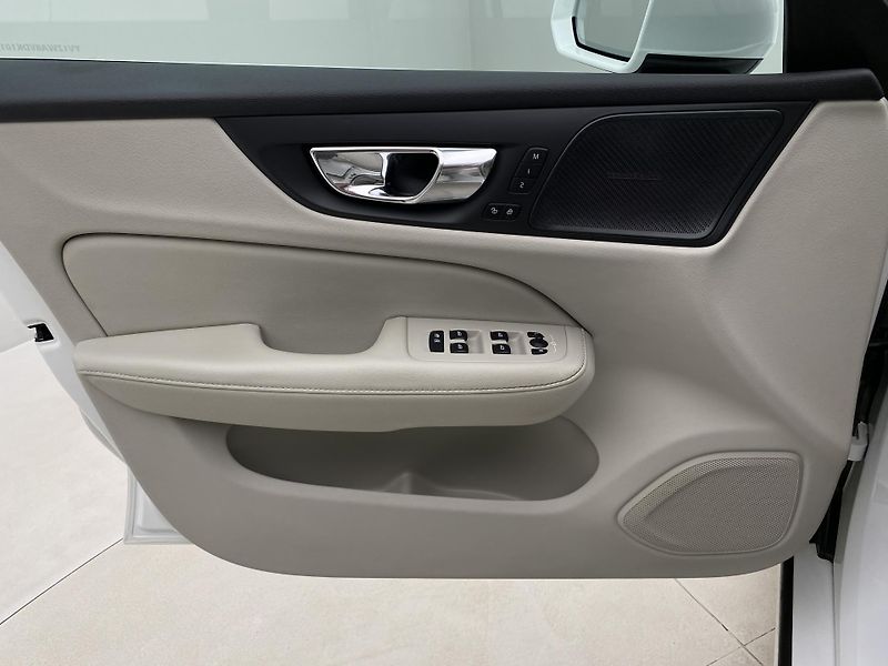 Volvo V60 D4 MOMENTUM AUT - fotka 7 z 47