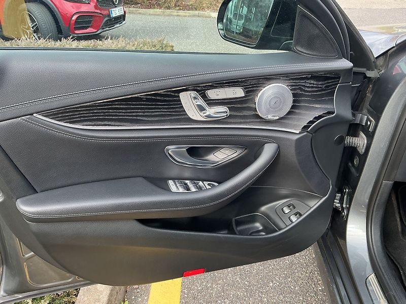 Mercedes-Benz Třídy E 350 d AVANTGARDE 4MATIC - fotka 9 z 25