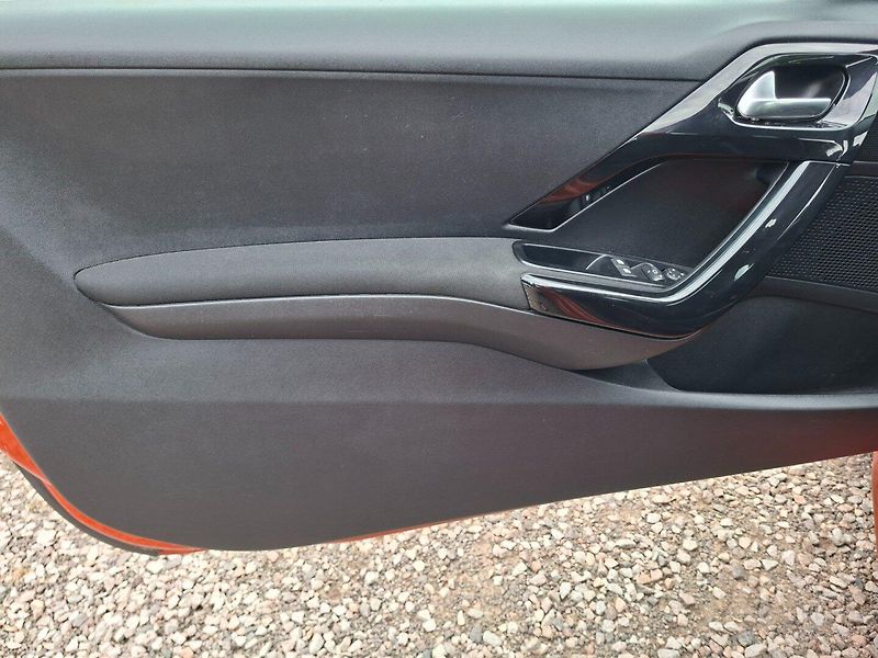 Peugeot 208 (2015) 1.0i 50kW -KLIMA-SENZORY - fotka 21 z 42