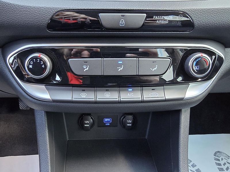 Hyundai i30 88kW COMFORT LED KAMERA NAVI - fotka 18 z 37