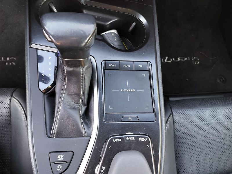 Lexus UX 250h kožené a vyhřívané sedačky - fotka 16 z 21
