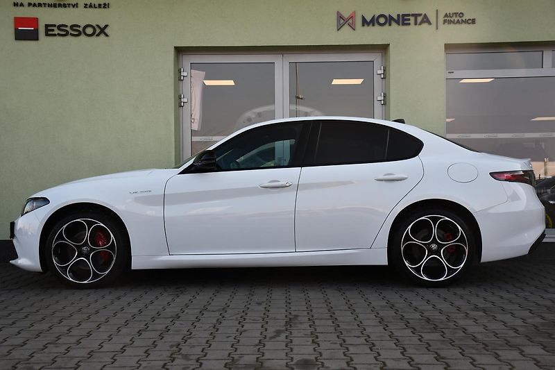 Alfa Romeo Giulia 2,0T 16V 206kW AT8-Q4 VELOCE - fotka 8 z 48