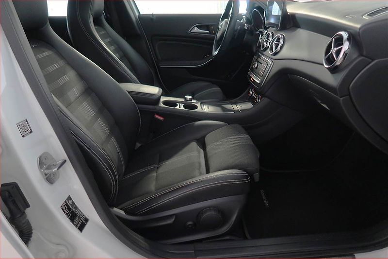 Mercedes-Benz GLA (2018) Urban 220 4MATIC - fotka 9 z 19