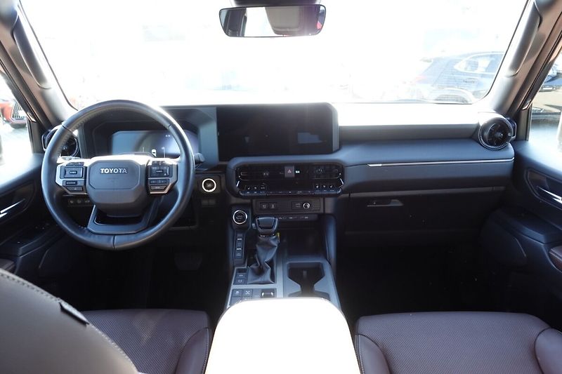 Toyota Land Cruiser 2.8D4-D  8 AT Invincible - fotka 17 z 39