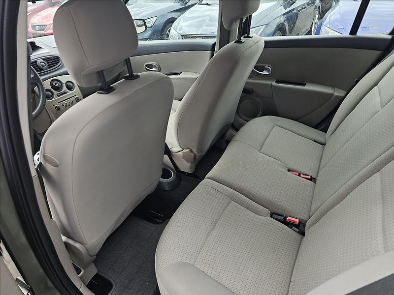 Renault Clio 1,2 i 55KW Grandtour klima ALU - fotka 20 z 35
