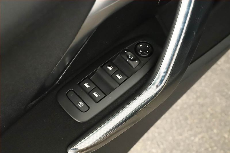 Peugeot 2008 (2015) 1.6 BlueHDi, Navi, Tempomat - fotka 9 z 17
