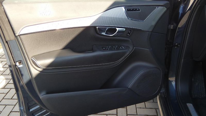 Volvo XC90 B5 AWD R-Design - fotka 8 z 25