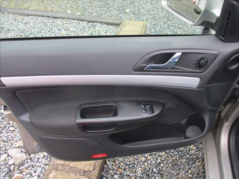 Škoda Octavia 1,6 TDI, klima, tažné zař. - fotka 12 z 25