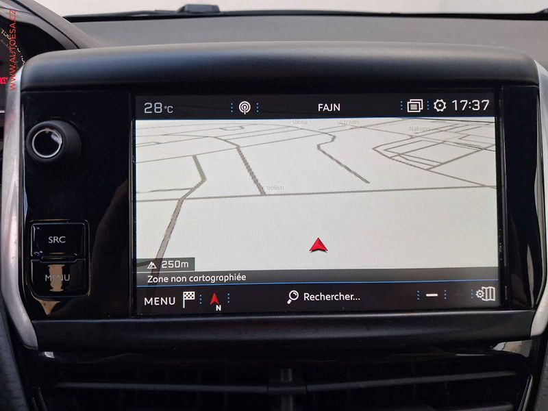 Peugeot 2008 (2017) 1.2 PT, Style, navi, TZ - fotka 18 z 18