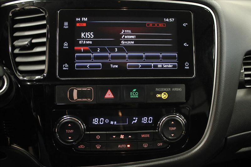 Mitsubishi Outlander 2,0 i Plus 4x4 PHEV Hybrid - fotka 22 z 35