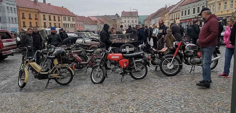 Výstava veteránů na třebíčském náměstí zakončila sezonu Veteran Car Clubu Třebíč 2022