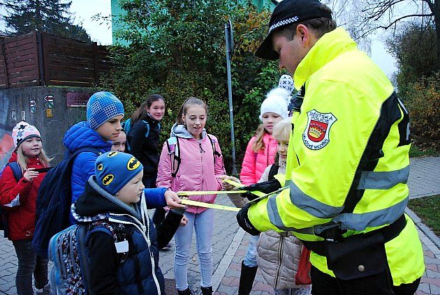 Reflexní prvky policisté a strážníci rozdávají při preventivních akcích, hlavně seniorům a dětem., zdroj: Se svolením Josefa Beneše