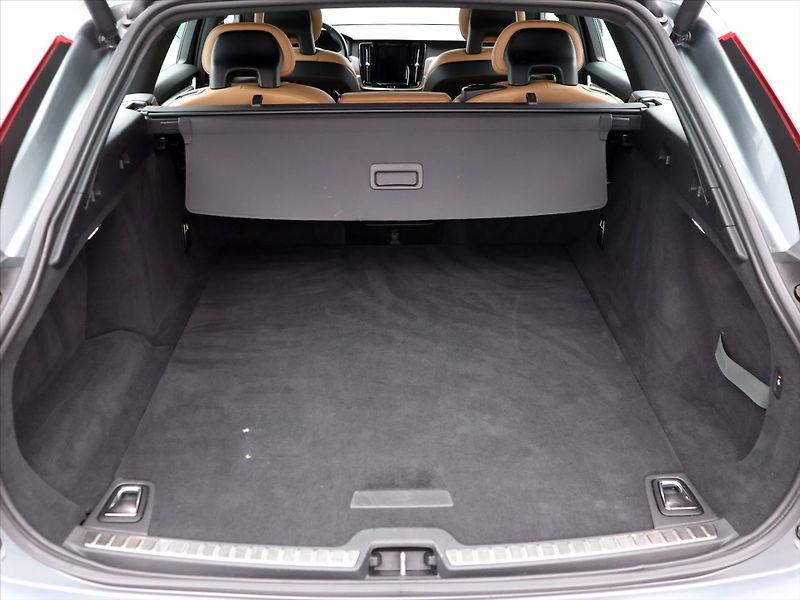 Volvo V90 2.0 D3 110kW Momentum LED - fotka 10 z 40