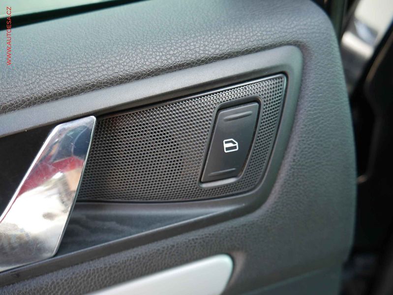 Škoda Octavia (2009) 2.0 TSi, RS, AC, bixen, park - fotka 12 z 16