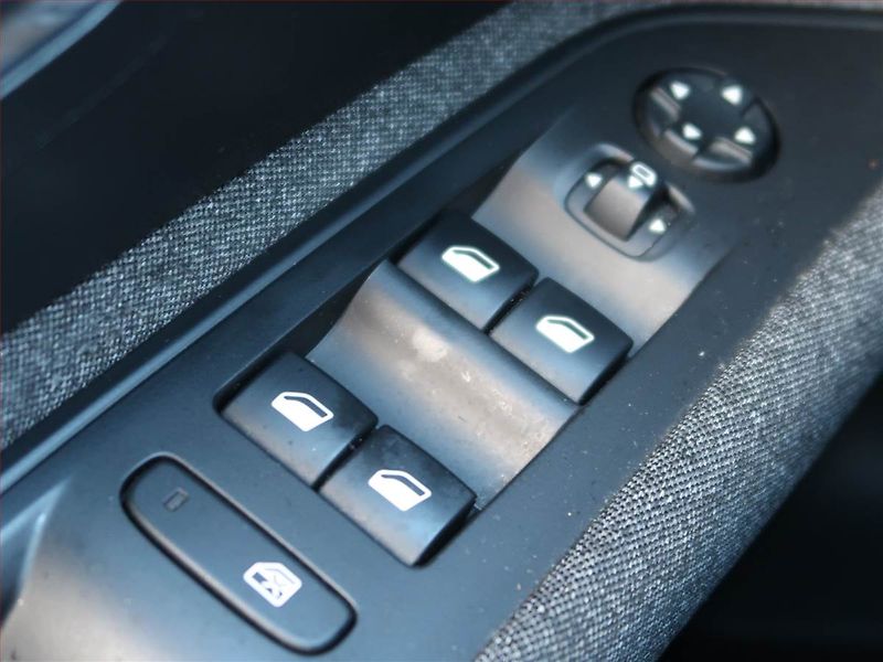Peugeot 3008 (2020) 1.2 PureTech, Automat, Navi - fotka 17 z 18