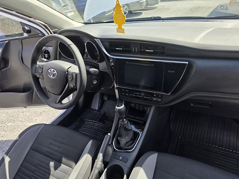 Toyota Auris 1.6 VVTi   - fotka 18 z 20
