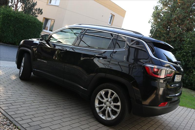 Jeep Compass 1,3 110 kW , ČR - fotka 9 z 47