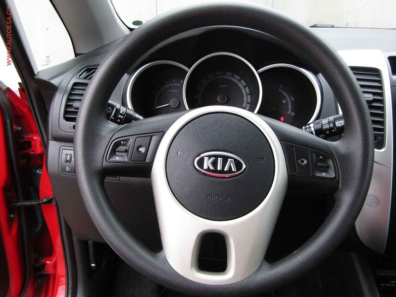 Kia Venga (2010) 1.4 CRDi, AC, park.asist - fotka 14 z 15