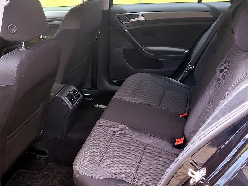 Volkswagen Golf 1,2TSi *SERV.KNIHA*            - fotka 18 z 45