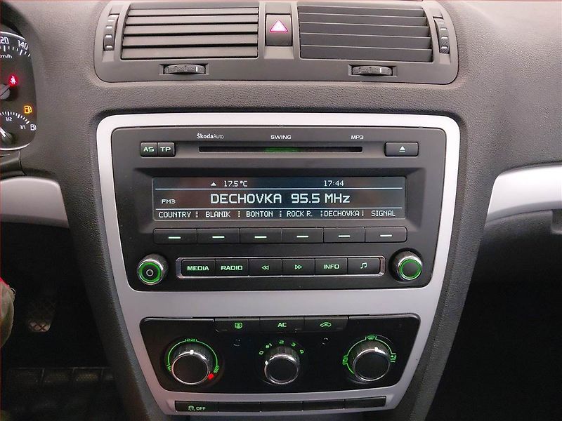 Škoda Octavia (2010) Ambiente 1.2 TSI - fotka 12 z 16