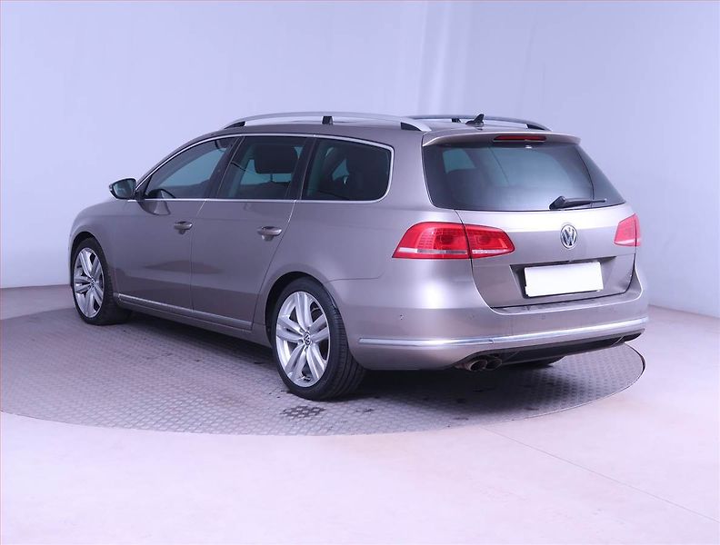 Volkswagen Passat (2013) Highline 2.0 TDI, Automat - fotka 4 z 17