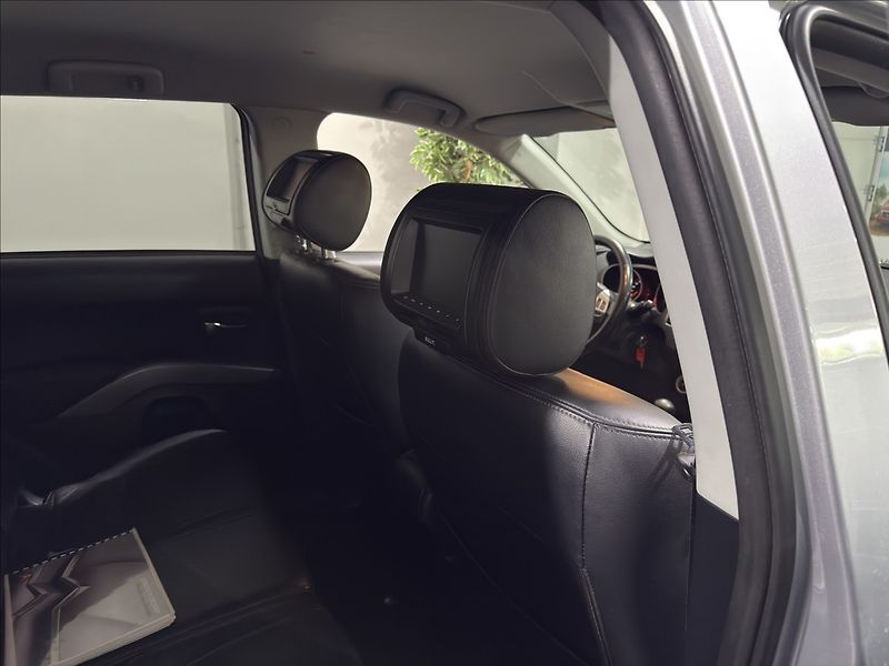 Citroën C-Crosser 2,2   HDI 4X4 EXCLUSIVE XENON - fotka 22 z 38