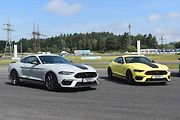 Fordy Mustang Mach 1 byly v akci na okruhu v Sosnové