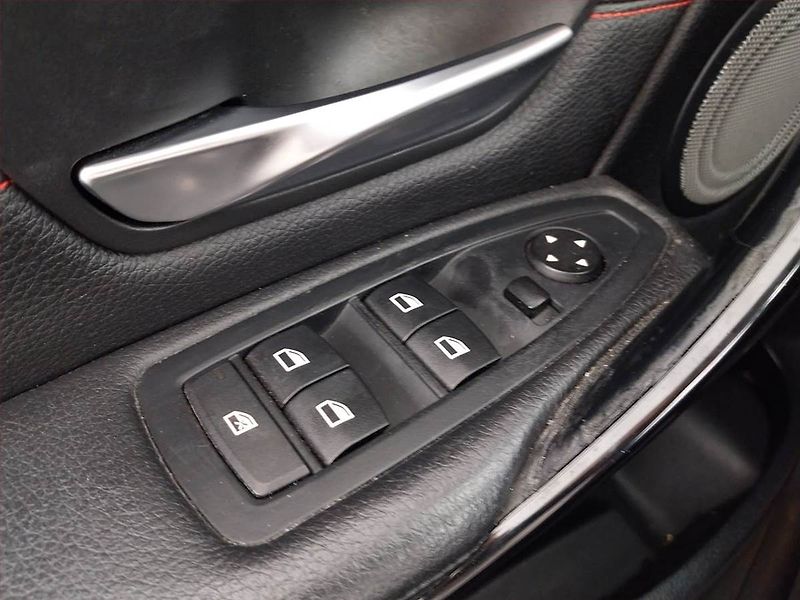 BMW Řada 3 (2013) Edition Sport 320 i - fotka 20 z 24