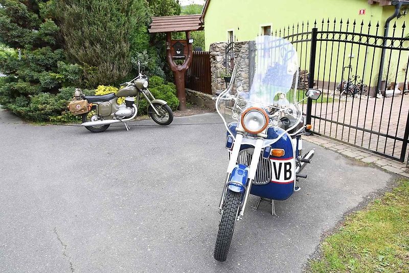 Na oblíbenou vyjížďku veteránů Po pašeráckých stezkách vyrazili řidiči se svými skvosty navzdory nepřízni počasí.