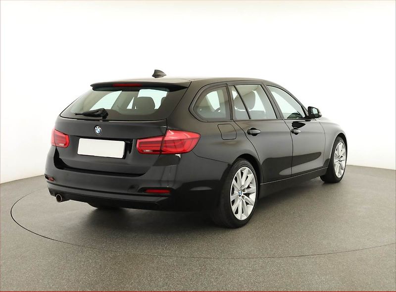 BMW Řada 3 (2017) 318 d, Automat, Serv.kniha - fotka 5 z 19