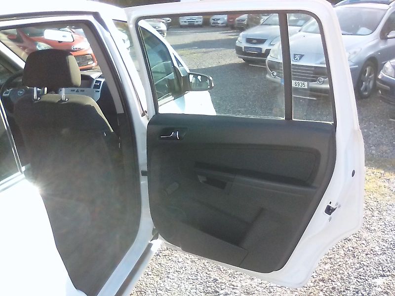 Opel Zafira (2009) 1.6i 16V, 7míst, 2.majitel - fotka 25 z 29