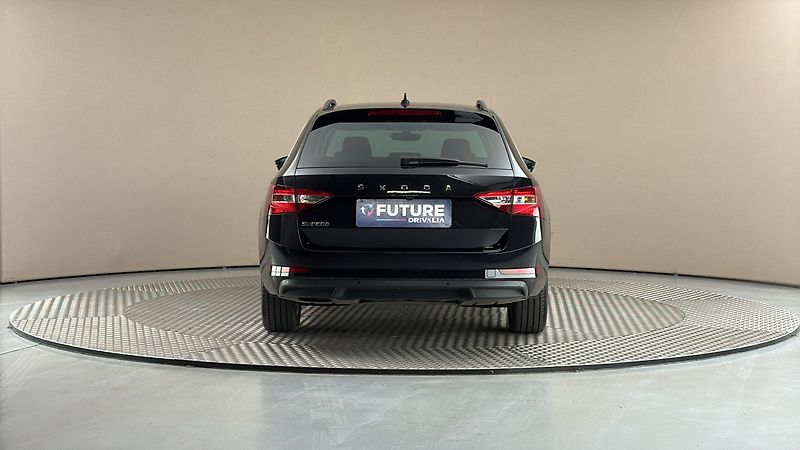 Škoda Superb 2.0 TDI Ambition Combi - fotka 5 z 29