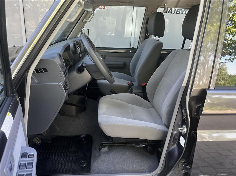 Toyota Land Cruiser GRJ76 4,0 V6 5MT - fotka 9 z 33