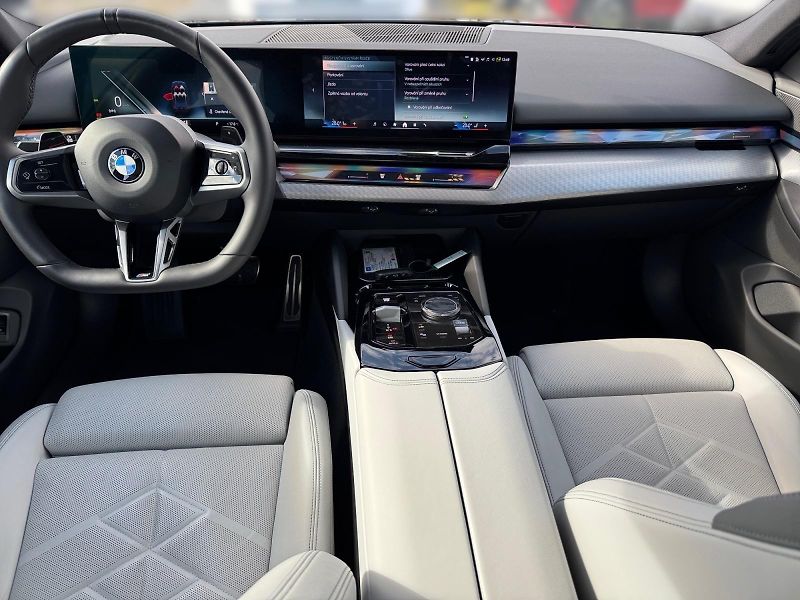 BMW Řada 5 (2025) TOURING 520d 145kW CZ DPH - fotka 9 z 11