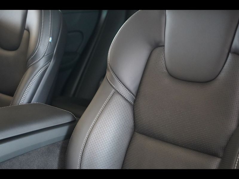 Volvo XC60 T8 PLUS Dark, Ventilace, 360° - fotka 20 z 48