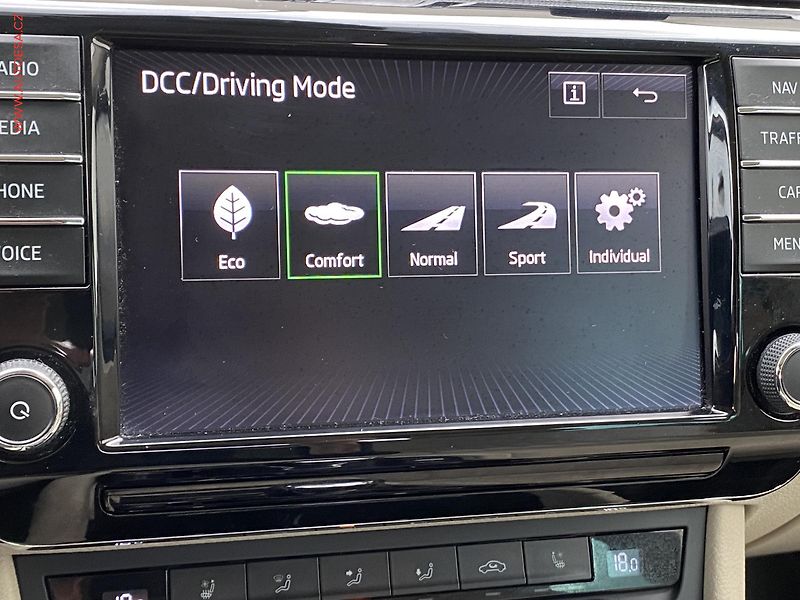 Škoda Superb (2016) 2.0TDi, L&K, DSG, panor - fotka 20 z 20