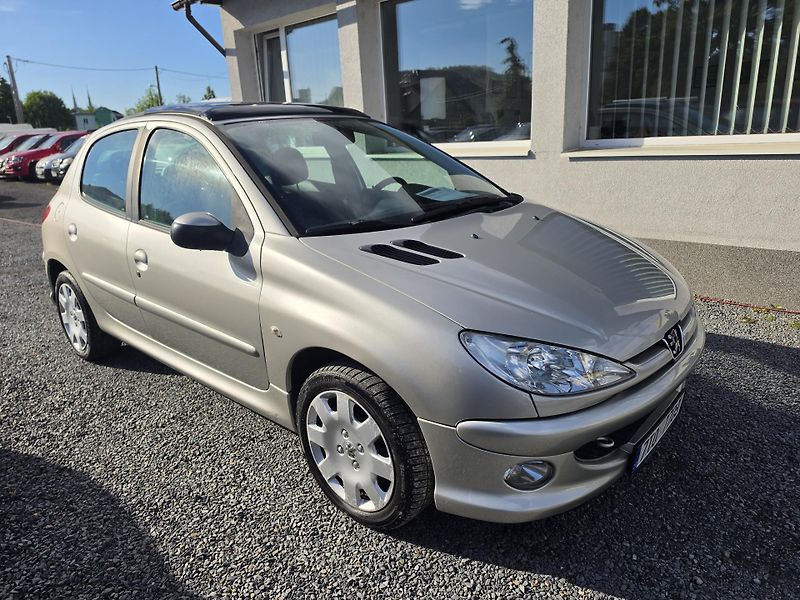 Peugeot 206 1.6 i 80kw Panorama  - fotka 1 z 21