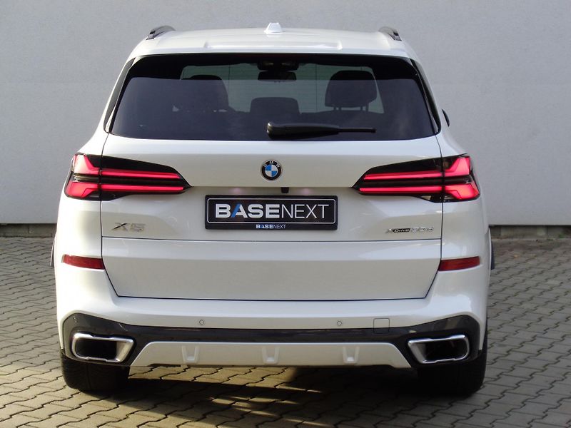 BMW X5 xDrive30d M-Sport - fotka 4 z 28