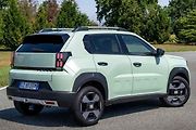 Malý vůz s automatem do půl milionu - Fiat Grande Panda zezadu.