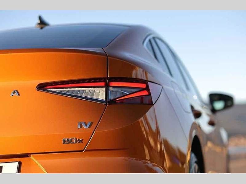 Plně elektrické SUV Škoda Enyaq Coupé iV (na snímku) se představilo v roce 2022 a vzbudilo u zákazníků velký zájem. Automobilka zrychluje svoji elektrickou ofenzivu: do roku 2026 představí tři zcela nové elektrické modely a další budou následovat.