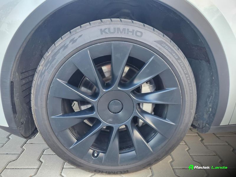 Tesla Model Y (2022) Dual Motor 4×4 (378 kW) - fotka 12 z 13