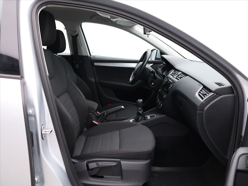 Škoda Octavia 1,4 TSI 110kW Style Aut.klima - fotka 12 z 27